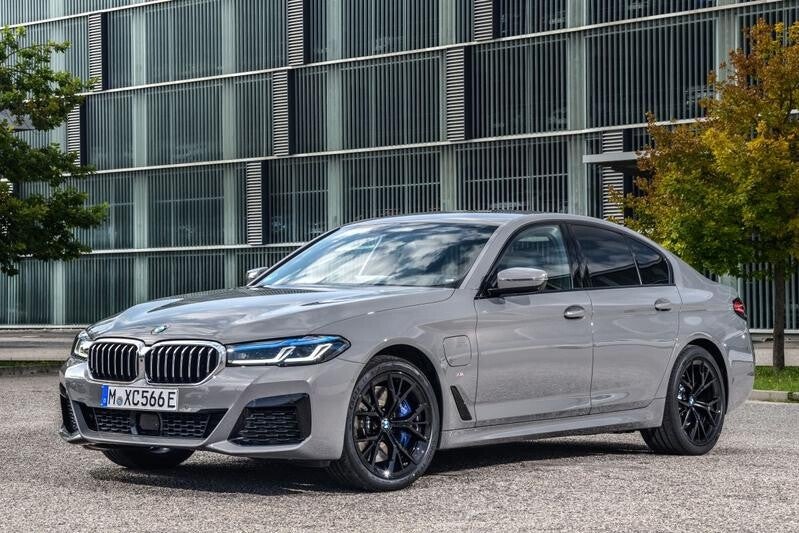 BMW 5 series brochure G60 G61 G68 LWB