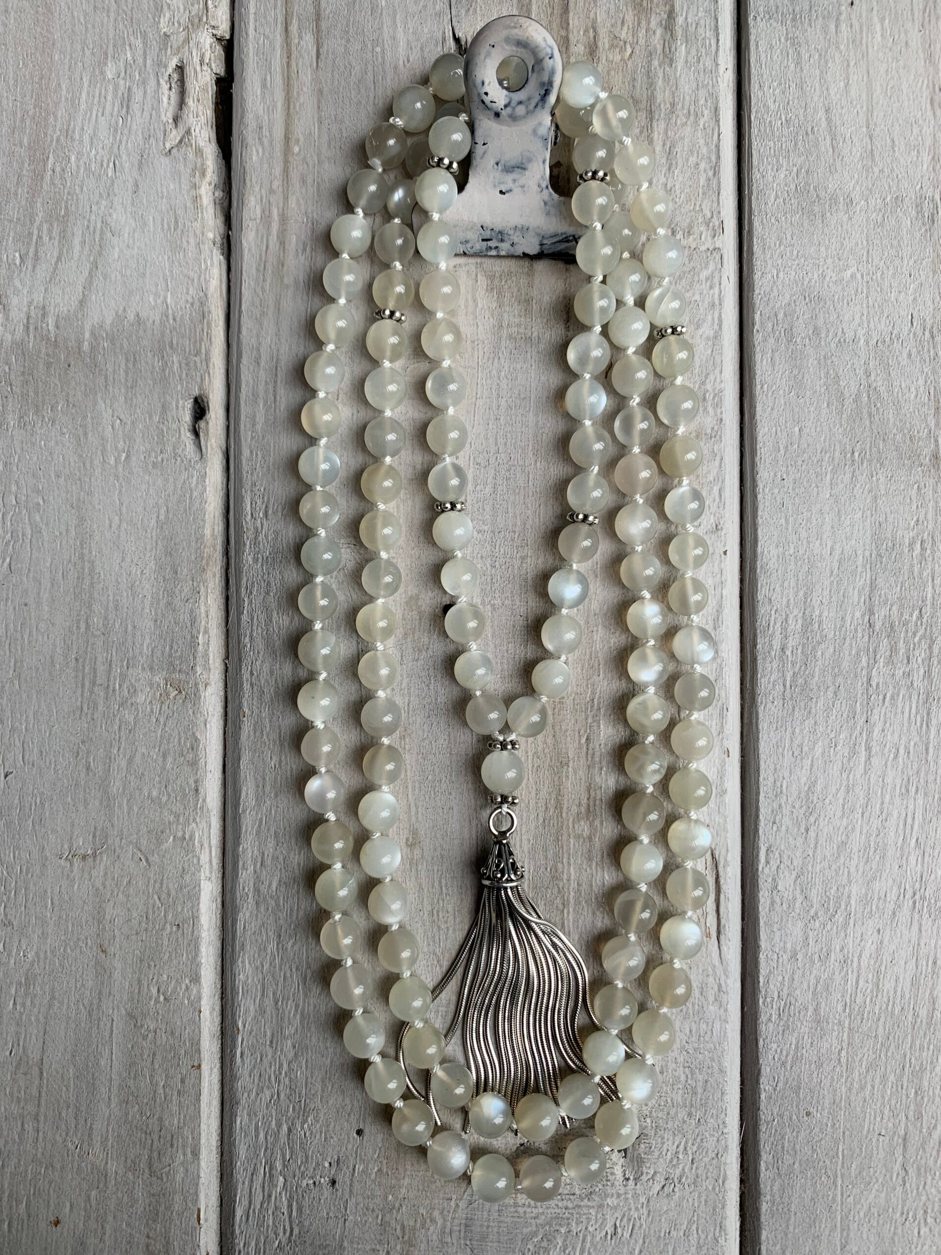 Natürliche Mondstein Mala | 925 Sterling Silber | lange Boho Edelstein Kette | handgeknüpft | VOLLMONDSCHIMMER