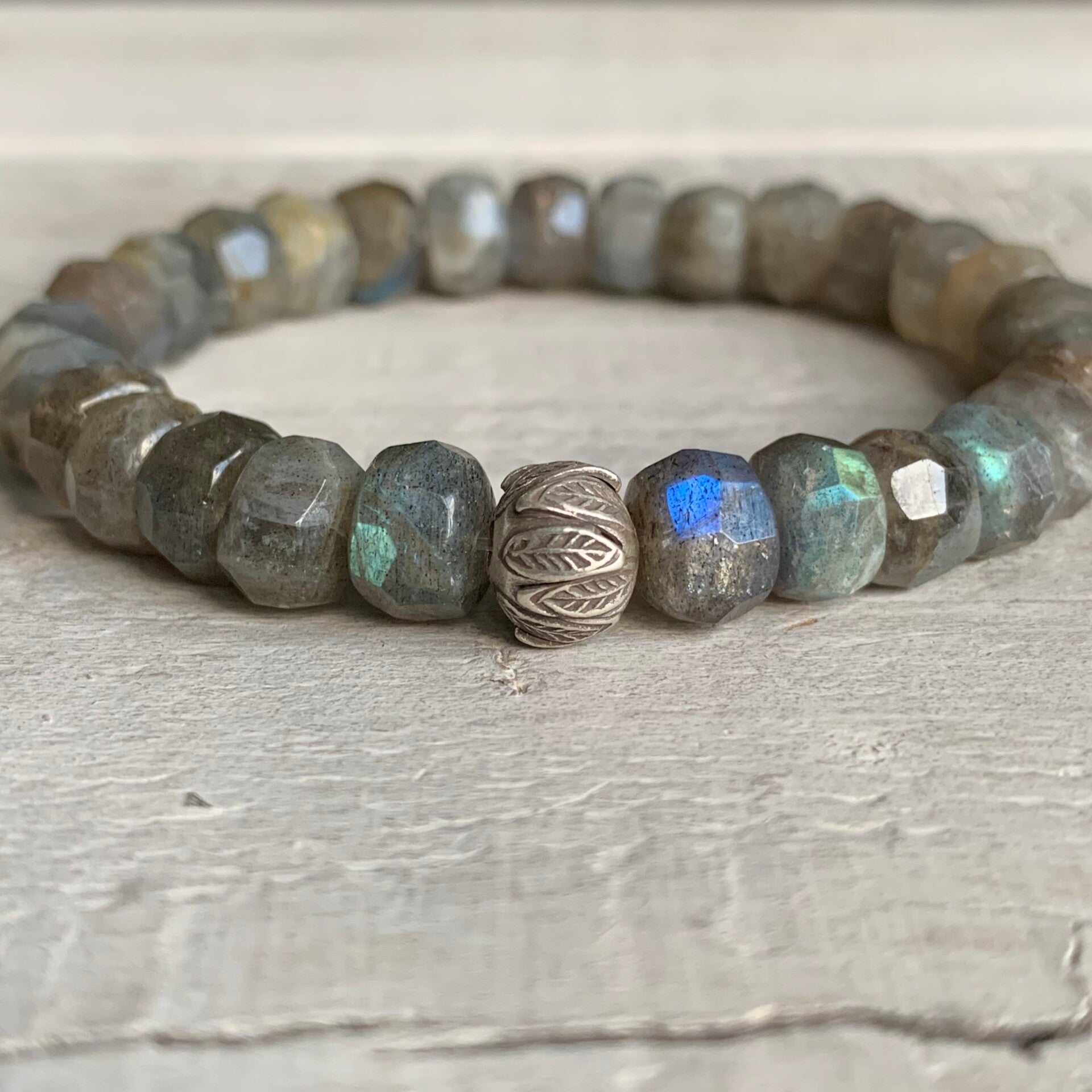 LABRADORIT EDELSTEIN ARMBAND | Karen Hill Tribe Feinsilber | LEUCHTFEUER LOTUS