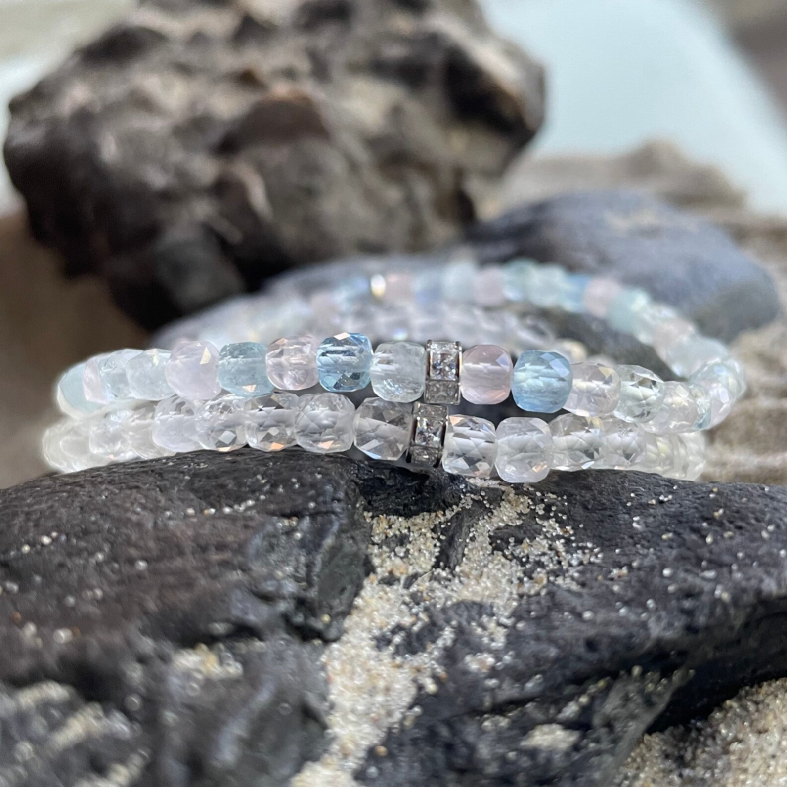 MORGANIT Edelstein Armband | handgefertigter Edelsteinschmuck | 925 Sterling Silber mit Micro-Pavè-Zirkonia | 4 mm quadratisch | PASTELLHIMMEL SPARKLE