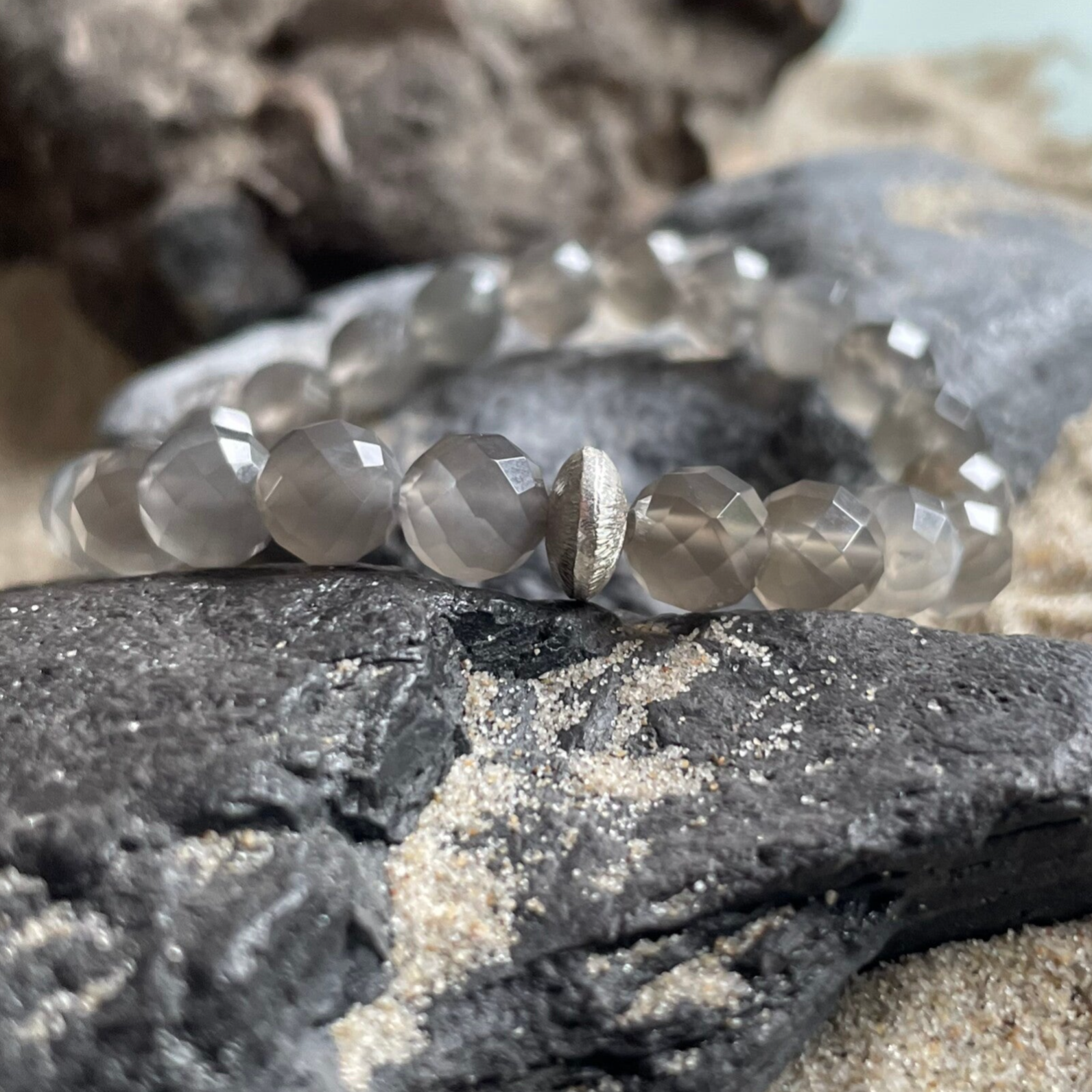 MONDSTEIN Edelstein Armband | handgefertiger Schmuck | 925 Sterling Silber Rondell strukturiert | 8 mm | MONDLEUCHTEN