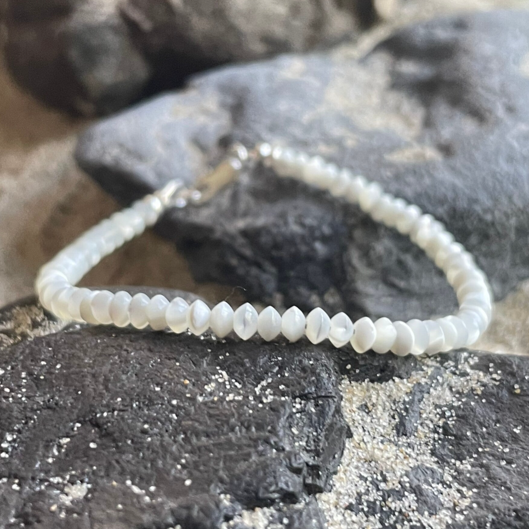 TROCHUSMUSCHEL Armband | filigranes Schmuckstück aus Perlmutt | 3 mm Linsenform | 925 Sterling Silber | KITE-5