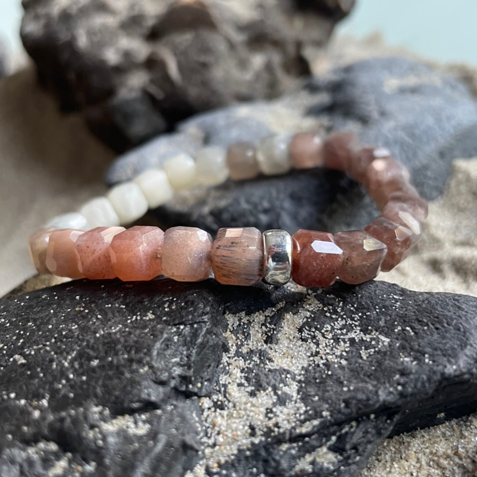 SONNEN- & MONDSTEIN Edelstein Armband & veganes Seidenbändchen | 2-tlg. Schmuck-Set | 925 Sterling Silber | minimalistischer Schmuck | ca. 6,5 - 7 mm quadratisch | ZWISCHENLICHT
