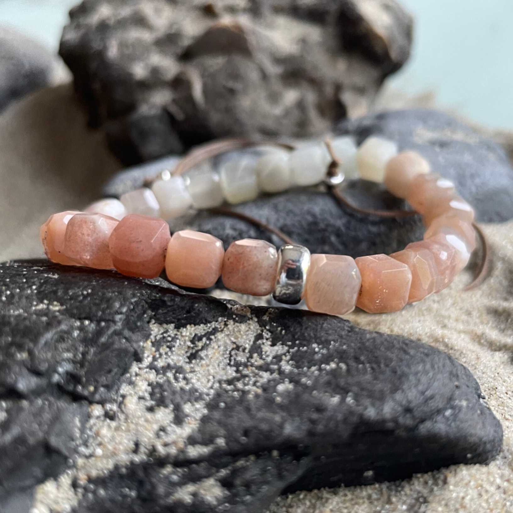 SONNEN- & MONDSTEIN Edelstein Armband & veganes Seidenbändchen | 2-tlg. Schmuck-Set | 925 Sterling Silber | minimalistischer Schmuck | ca. 6,5 - 7 mm quadratisch | LICHTWANDEL