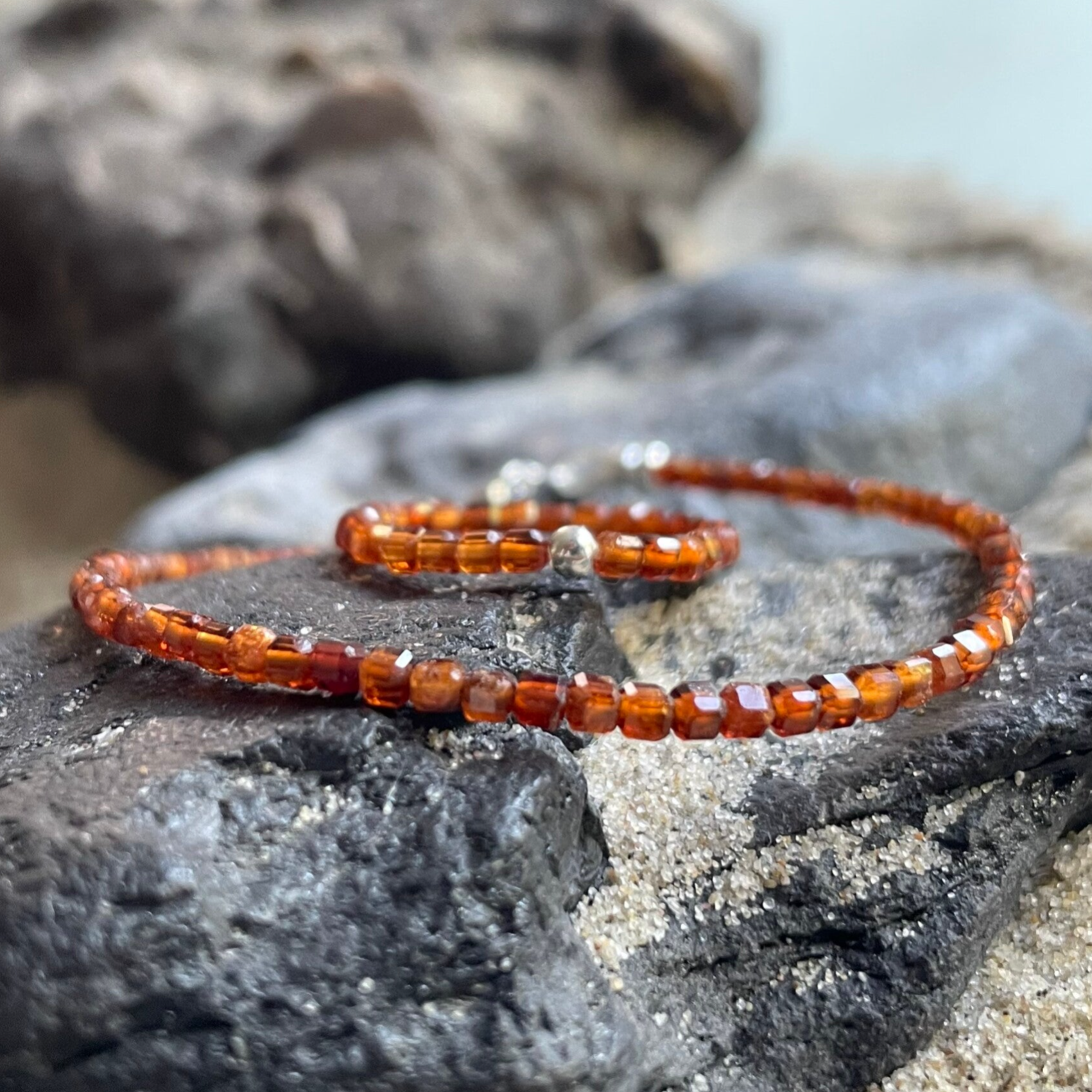 HESSONIT (GRANAT) Edelstein Armband | eleganter Tafelschliff | minimalistischer Schmuck | 925 Sterling Silber | 2 mm quadratisch | KARAMELLDUFT