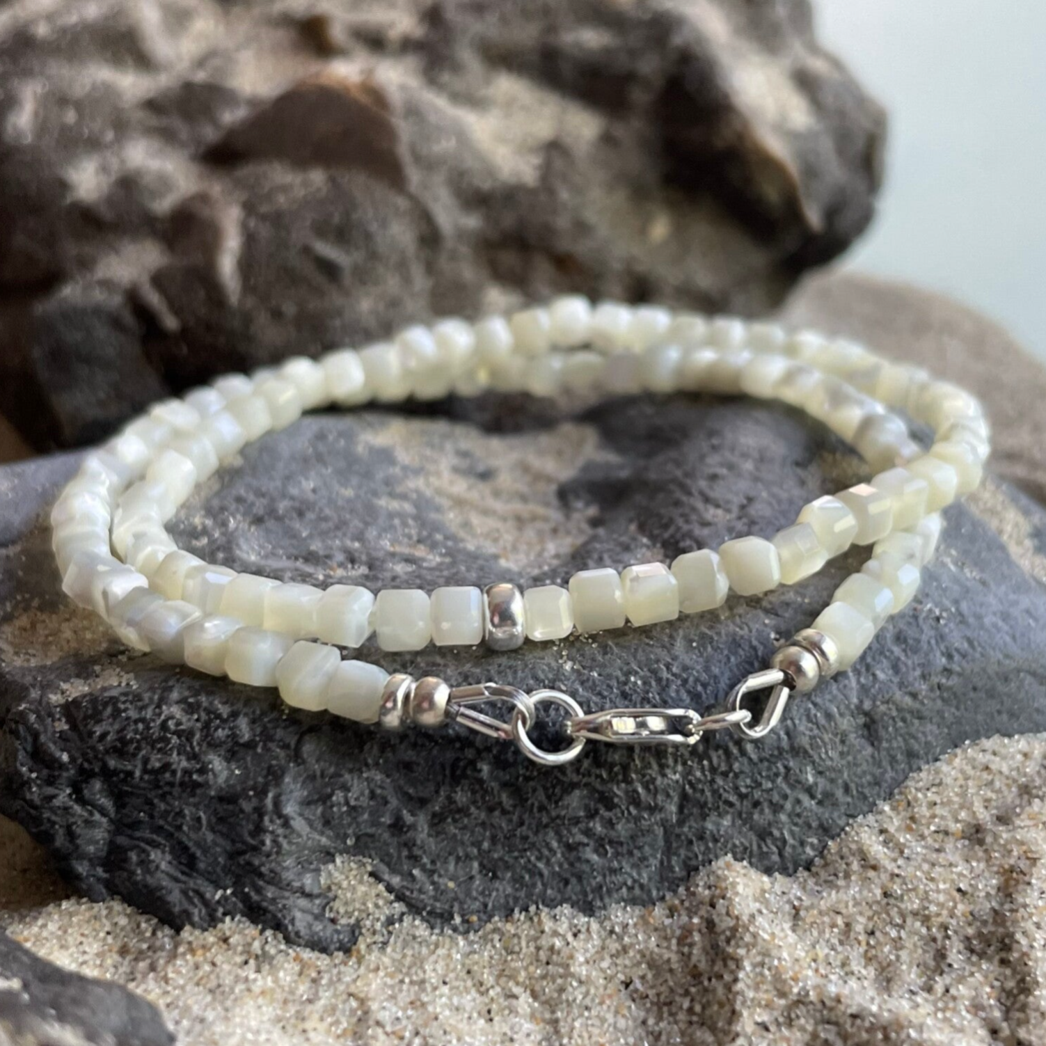 TROCHUSMUSCHEL Armband mit 925 Sterling Silber Verschluss | filigranes Schmuckstück aus Perlmutt | 3,5 mm | quadratisch | eleganter Tafelschliff | KITE-15