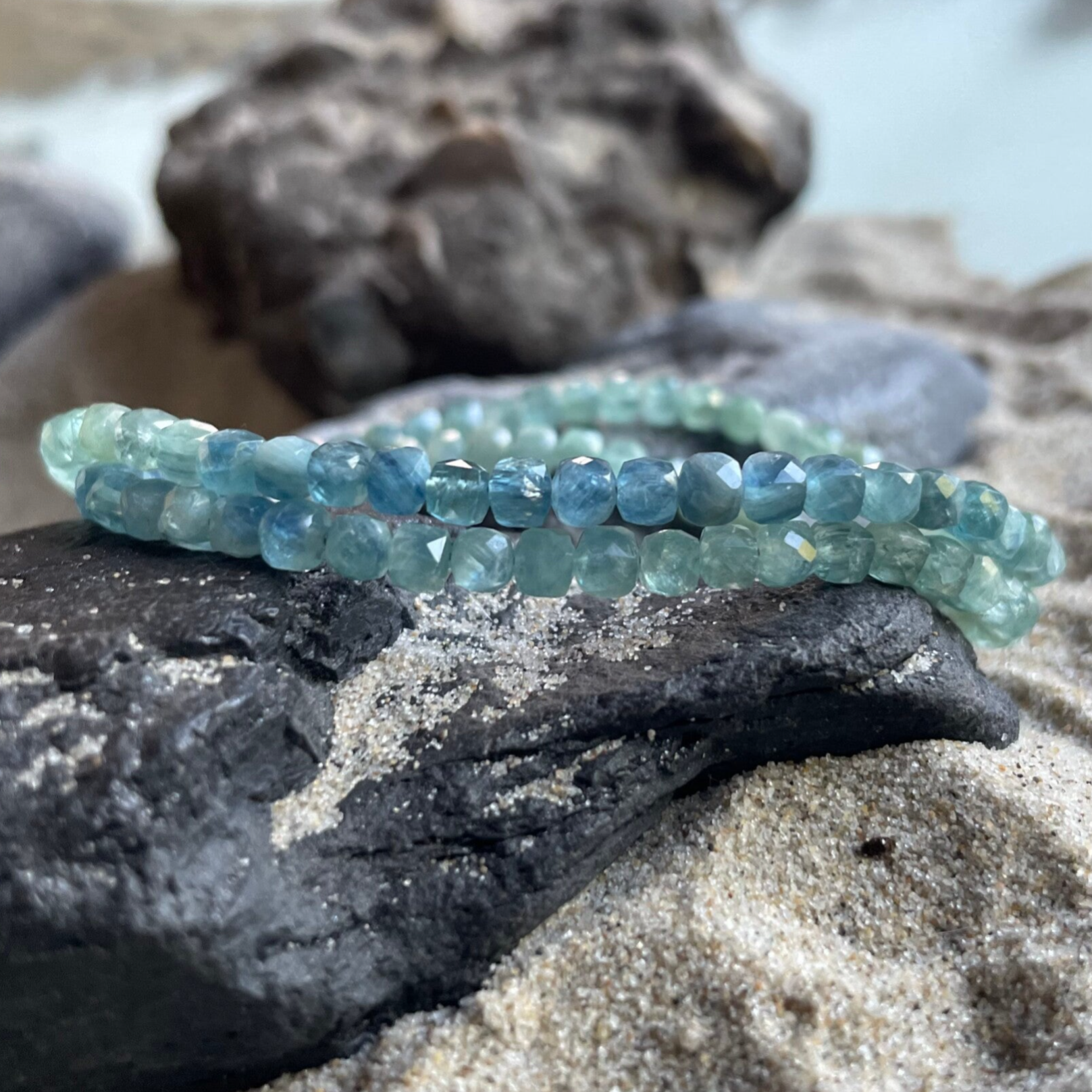 KYANIT Edelstein Halskette | kurzer Choker | eleganter FARBVERLAUF | 925 Sterling Silber KARABINER | handgefertigter echter Schmuck | 3,5 - 4 mm quadratisch | HIMMELSSEITE