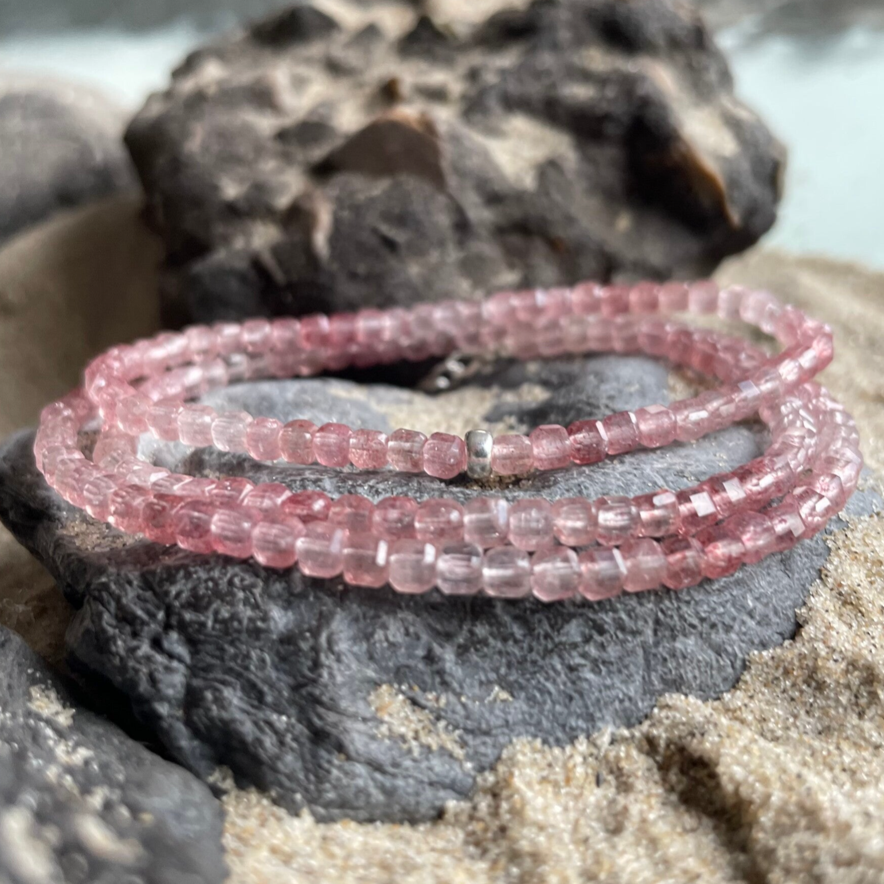 ERDBEERQUARZ Edelstein Armband | eleganter Tafelschliff & feiner Farbverlauf | handgemachter Edelsteinschmuck | 3 - 3,5 mm | quadratisch | ERDBEERGLÜCK