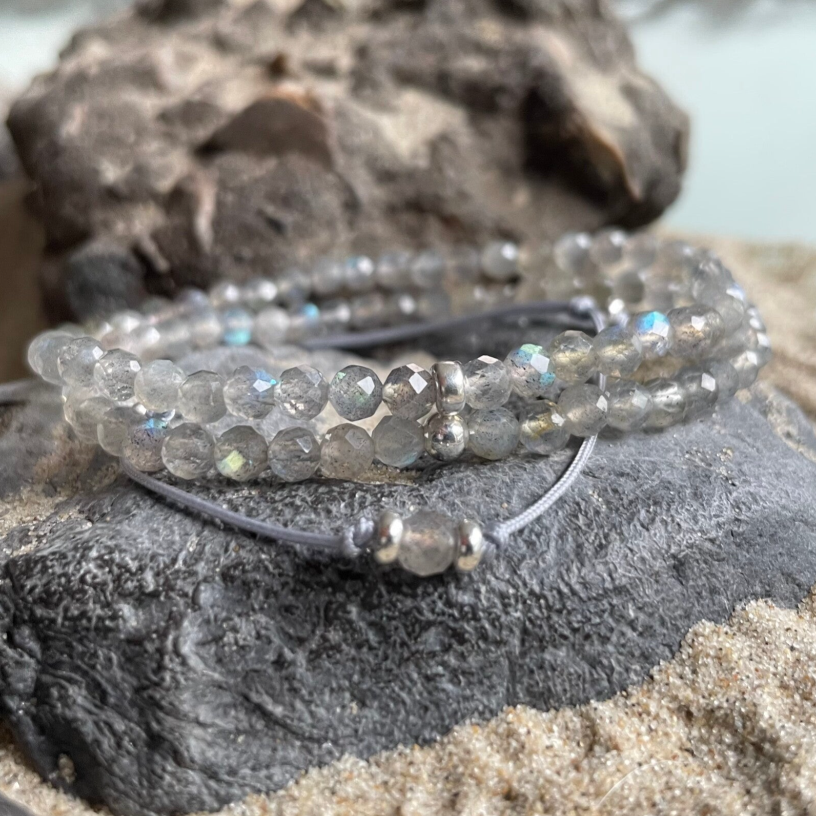 LABRADORIT Edelstein Armband mit Seidenbändchen | handgefertigter Schmuck | 925 Sterling Silber | 4 mm Perlen | FUNKELSCHEIN