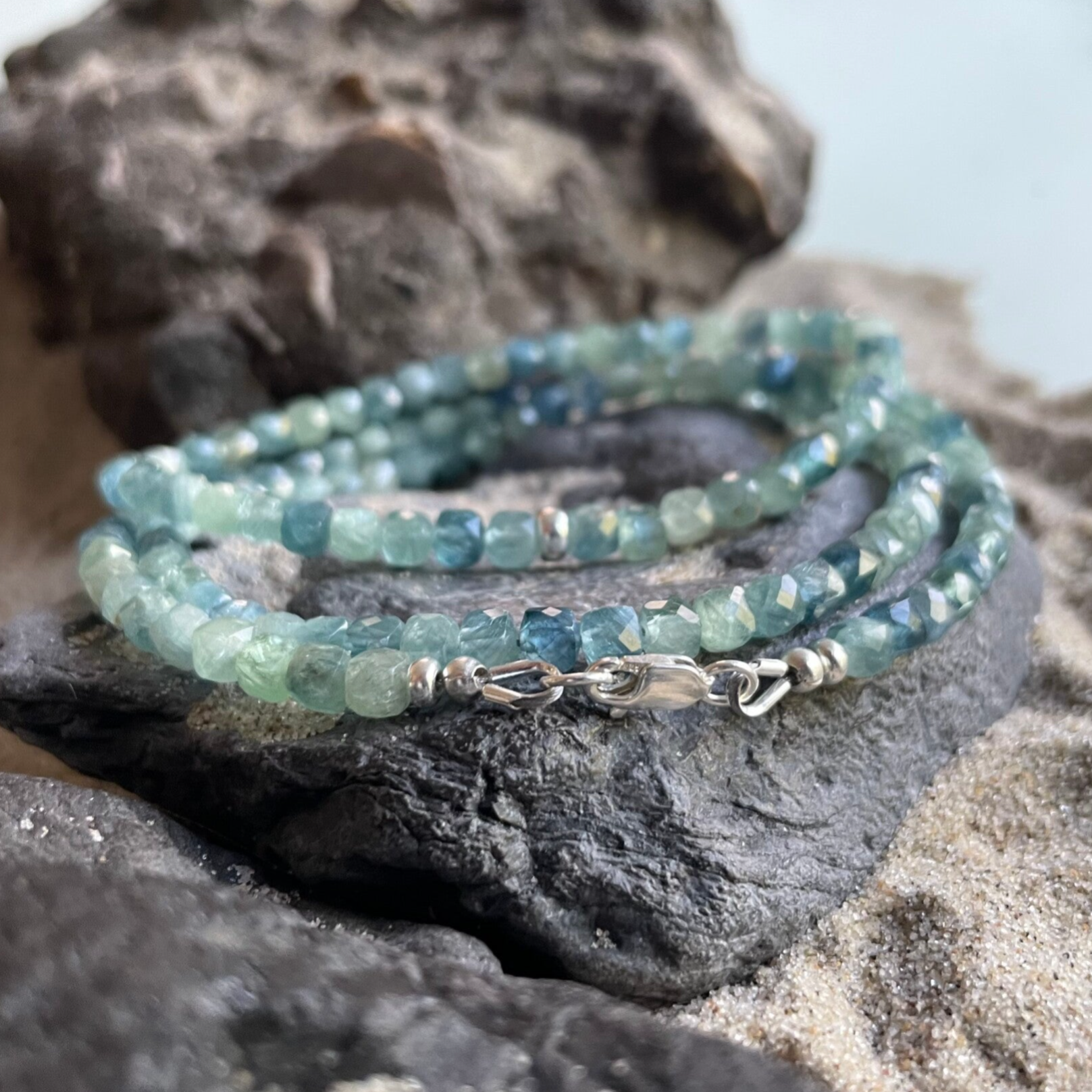 KYANIT Edelstein Halskette | kurzer Choker | 925 Sterling Silber KARABINER | handgefertigter echter Schmuck | 3,5 - 4 mm quadratisch | HIMMELSSEITE