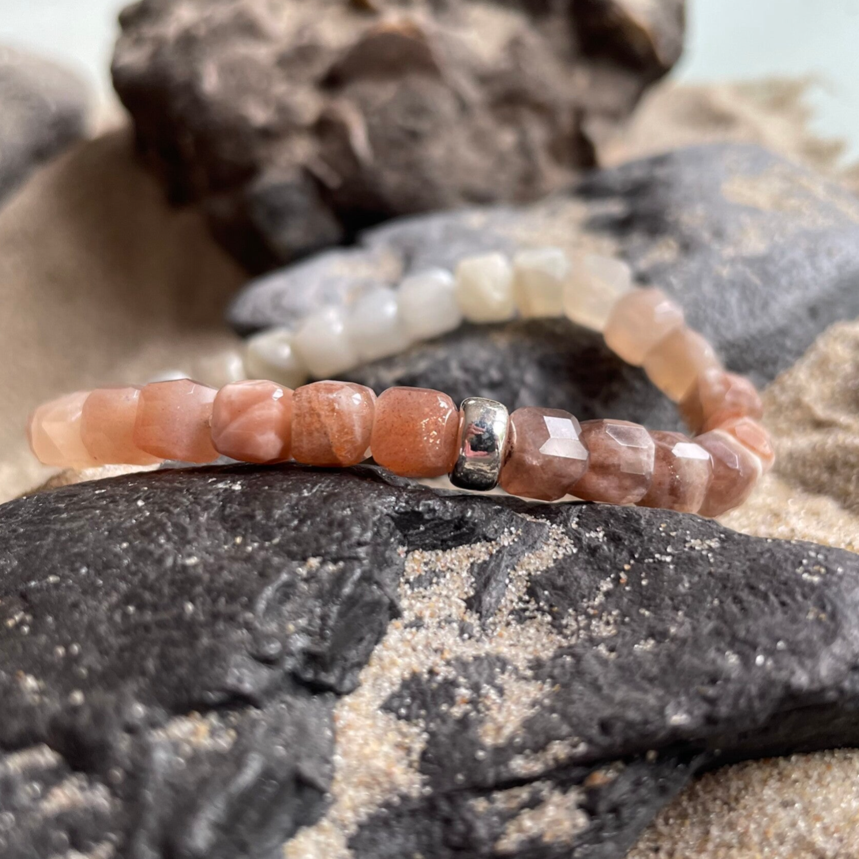 SONNEN- & MONDSTEIN Edelstein Armband & veganes Seidenbändchen | 2-tlg. Schmuck-Set | 925 Sterling Silber | minimalistischer Schmuck | ca. 6,5 - 7 mm quadratisch | LICHTWANDEL II - UNIKAT