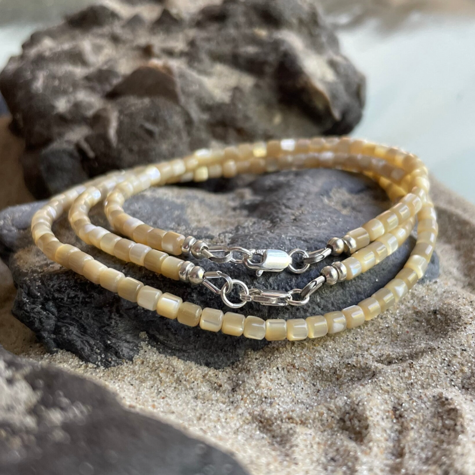 TROCHUSMUSCHEL Fußkettchen | filigranes Schmuckstück aus Perlmutt | 925 Sterling Silber | 3,5 mm Säulenform | KITE-3-KASCHMIRBEIGE