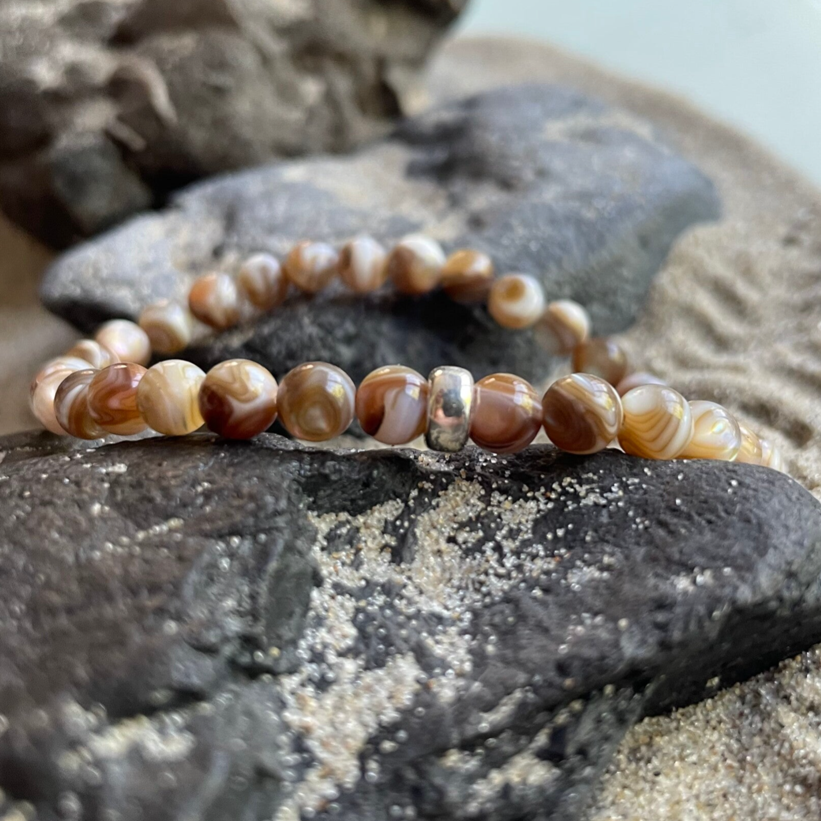 TROCHUSMUSCHEL Armband | 925 Sterling Silber | filigranes Schmuckstück aus Perlmutt | 6 mm rund | KITE-22-KASCHMIRTAUPE