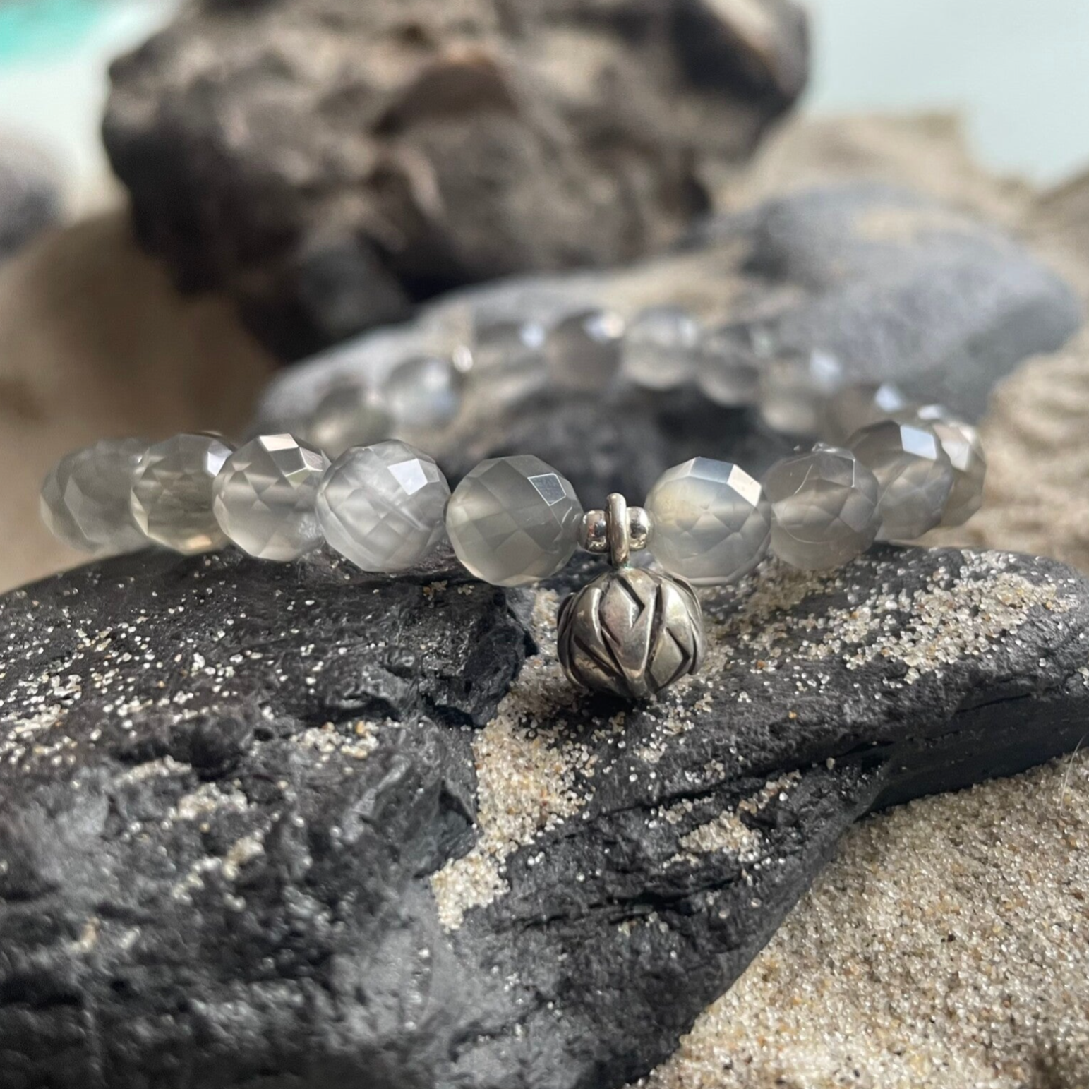 MONDSTEIN Edelstein Armband | handgefertiger Schmuck | 95 - 99 % Feinsilber Karen Hill Tribe LOTUS | 8 mm | MONDLEUCHTEN
