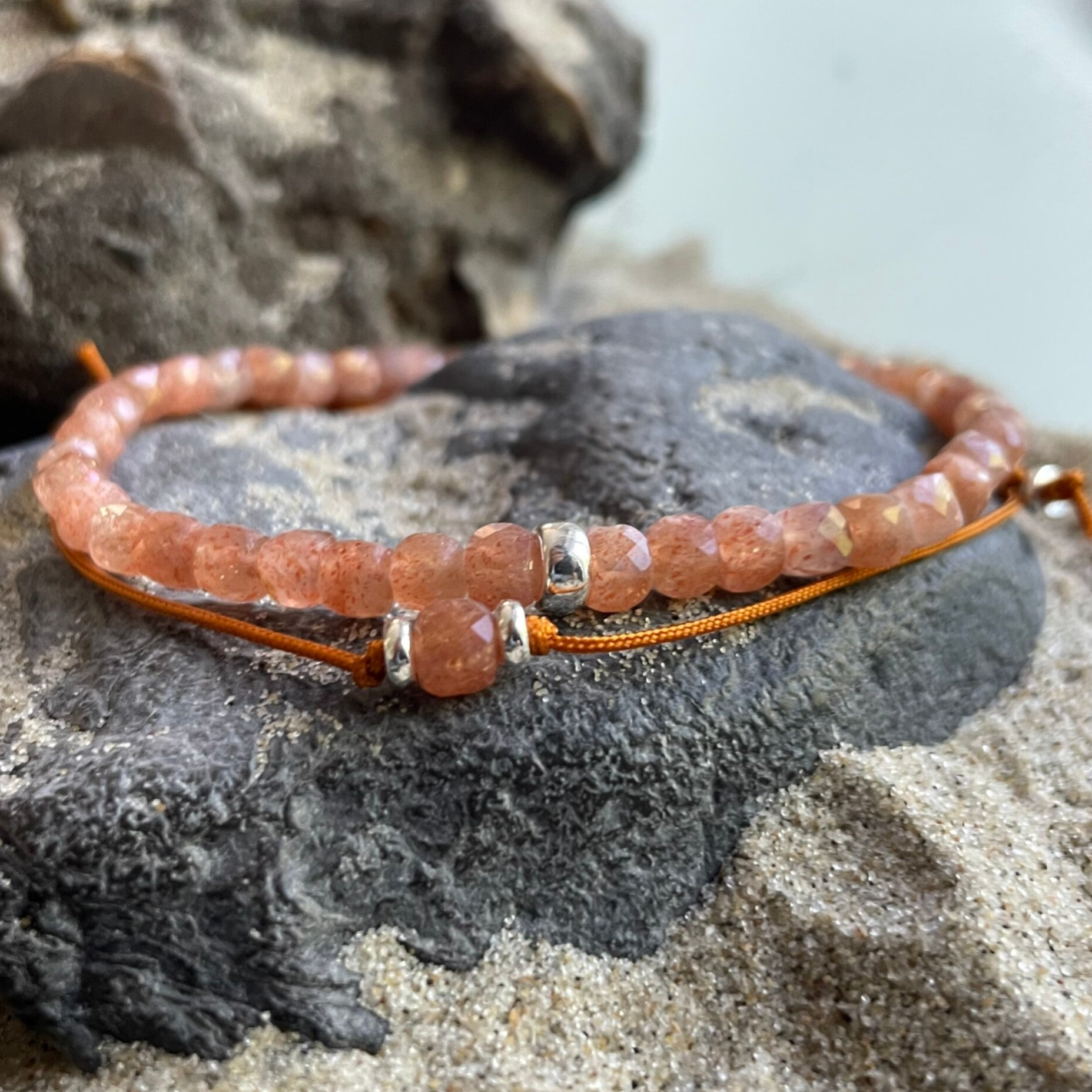 SONNENSTEIN Edelstein Armband & veganes Seidenbändchen | 2-tlg. Schmuck-Set | minimalistischer Schmuck | 925 Sterling Silber | 4 mm quadratisch | SONNENTANZ