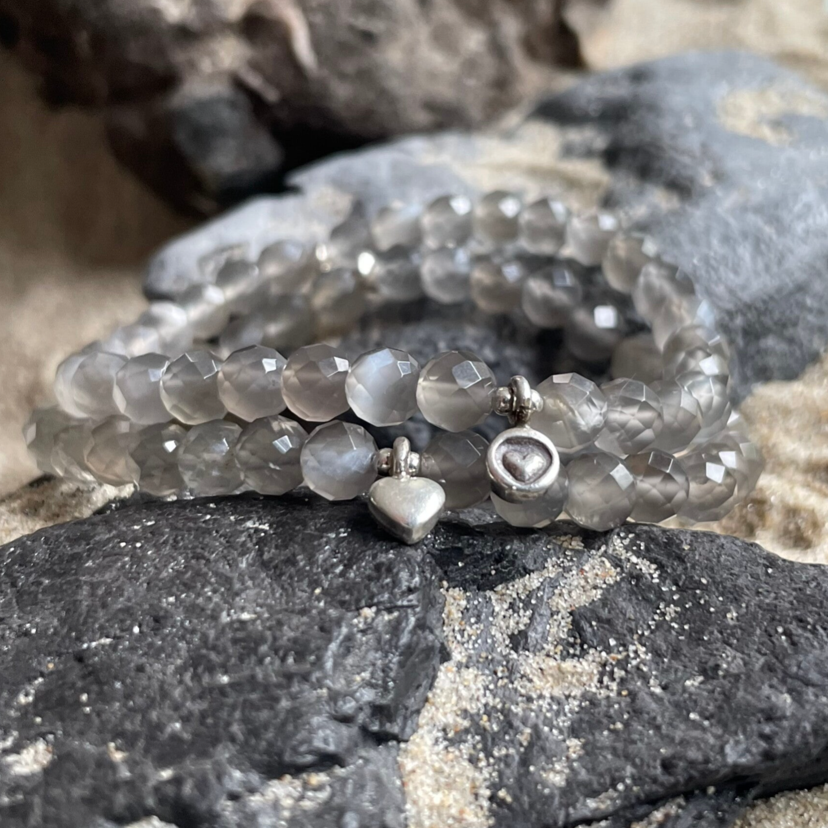MONDSTEIN Edelstein Armband | handgefertiger Schmuck | 95 - 99 % Feinsilber Karen Hill Anhänger HERZ rund | 6 mm | MONDSCHIMMER