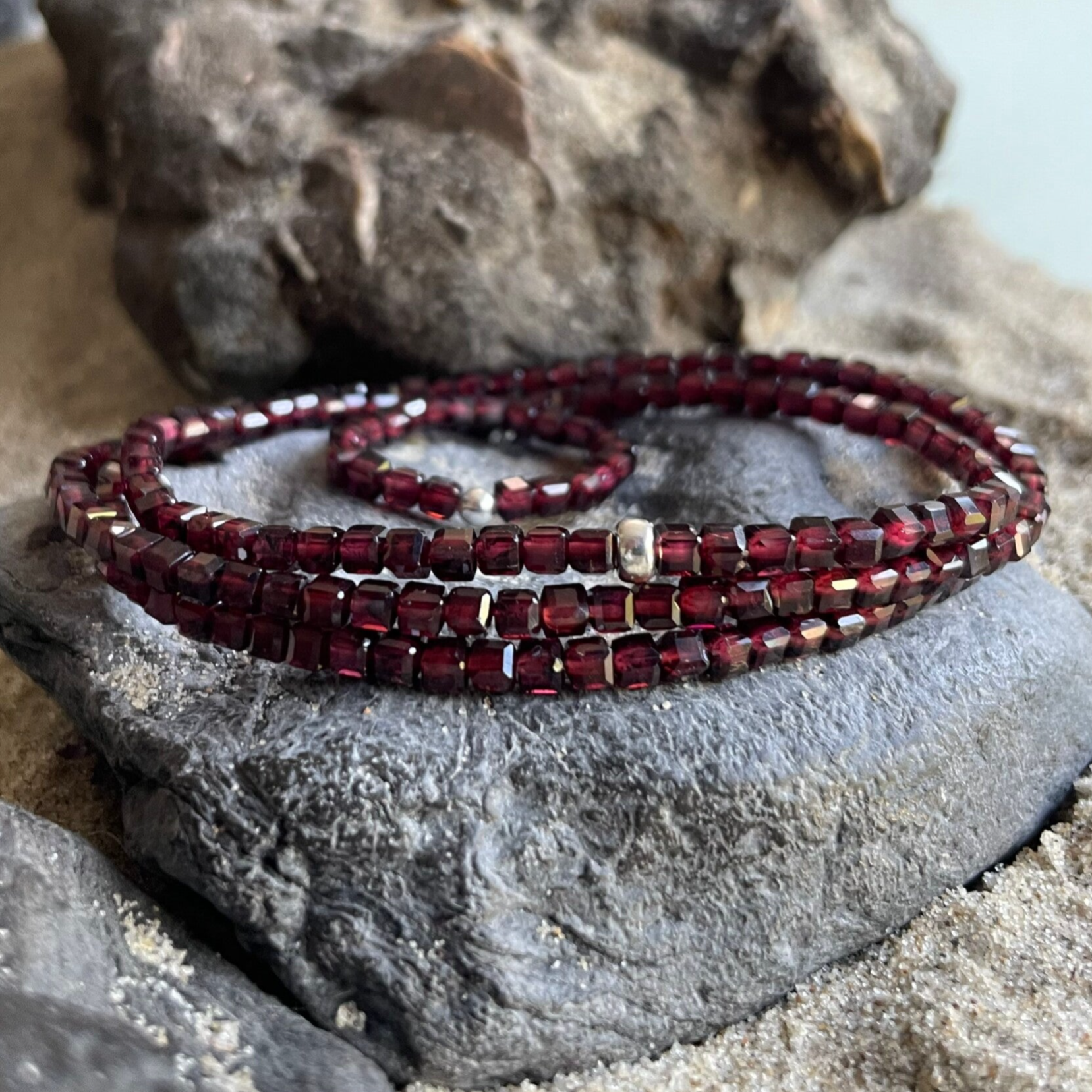 GRANAT Edelstein Armband | eleganter Tafelschliff | minimalistischer Schmuck | 925 Sterling Silber | 3 mm quadratisch | WALDBEERE