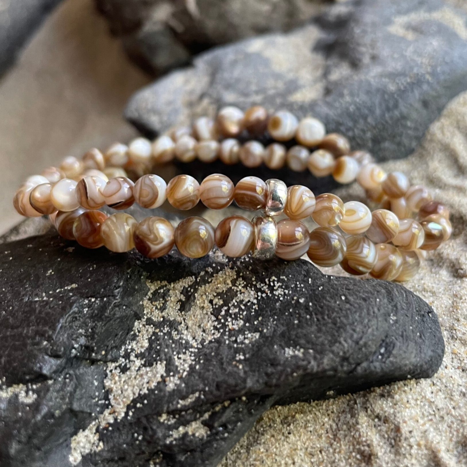 TROCHUSMUSCHEL Armband | 925 Sterling Silber | filigranes Schmuckstück aus Perlmutt | 5 mm rund | KITE-22-KASCHMIRTAUPE