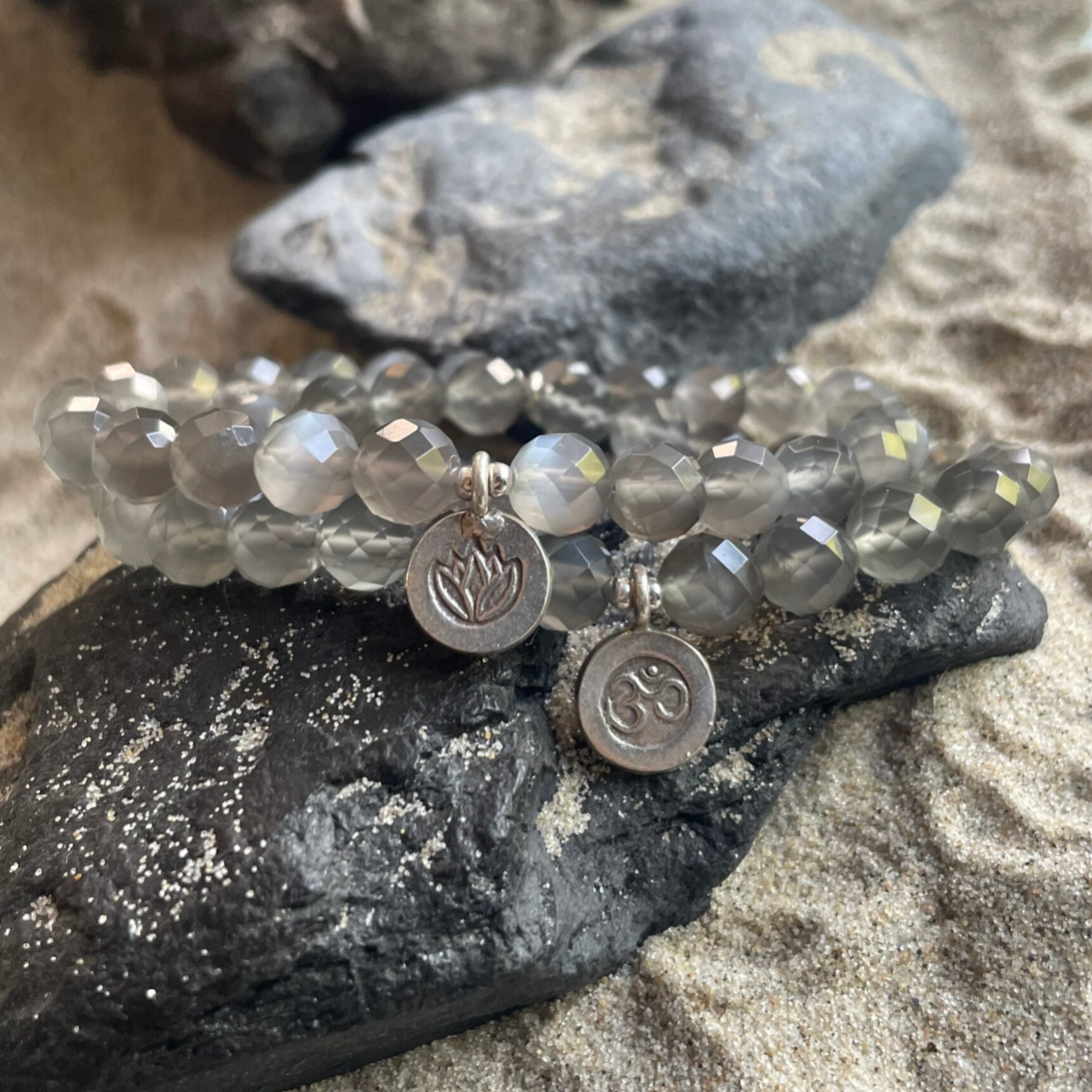 MONDSTEIN Edelstein Armband | handgefertiger Schmuck | 95 - 99 % Feinsilber Karen Hill Tribe LOTUS flach | 8 mm | MONDLEUCHTEN