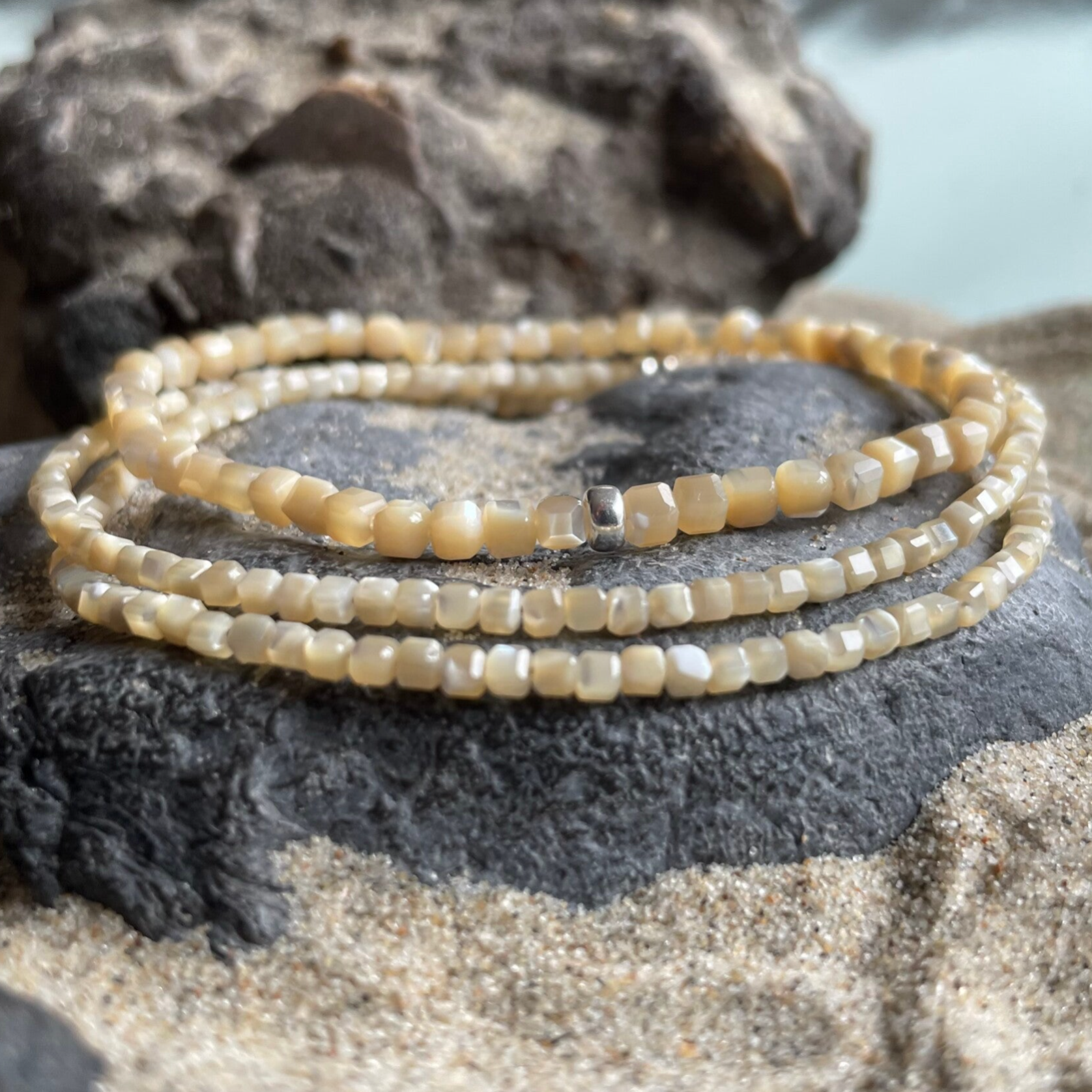 TROCHUSMUSCHEL Armband | 925 Sterling Silber | filigranes Schmuckstück aus Perlmutt | 3,5 mm | quadratisch | eleganter Tafelschliff | KITE-15-KASCHMIRBEIGE