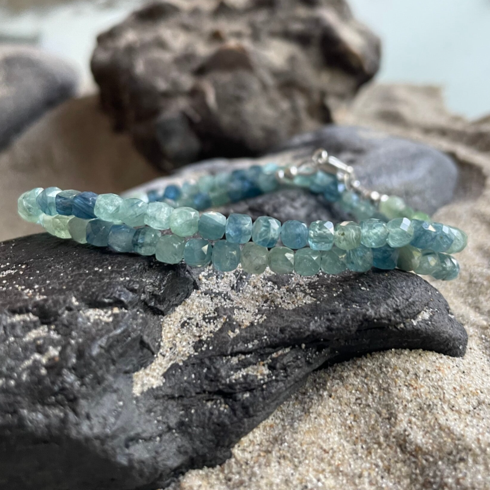 KYANIT Edelstein Halskette | kurzer Choker  | 925 Sterling Silber MAGNETVERSCHLUSS | handgefertigter echter Schmuck | 3,5 - 4 mm quadratisch | HIMMELSSEITE