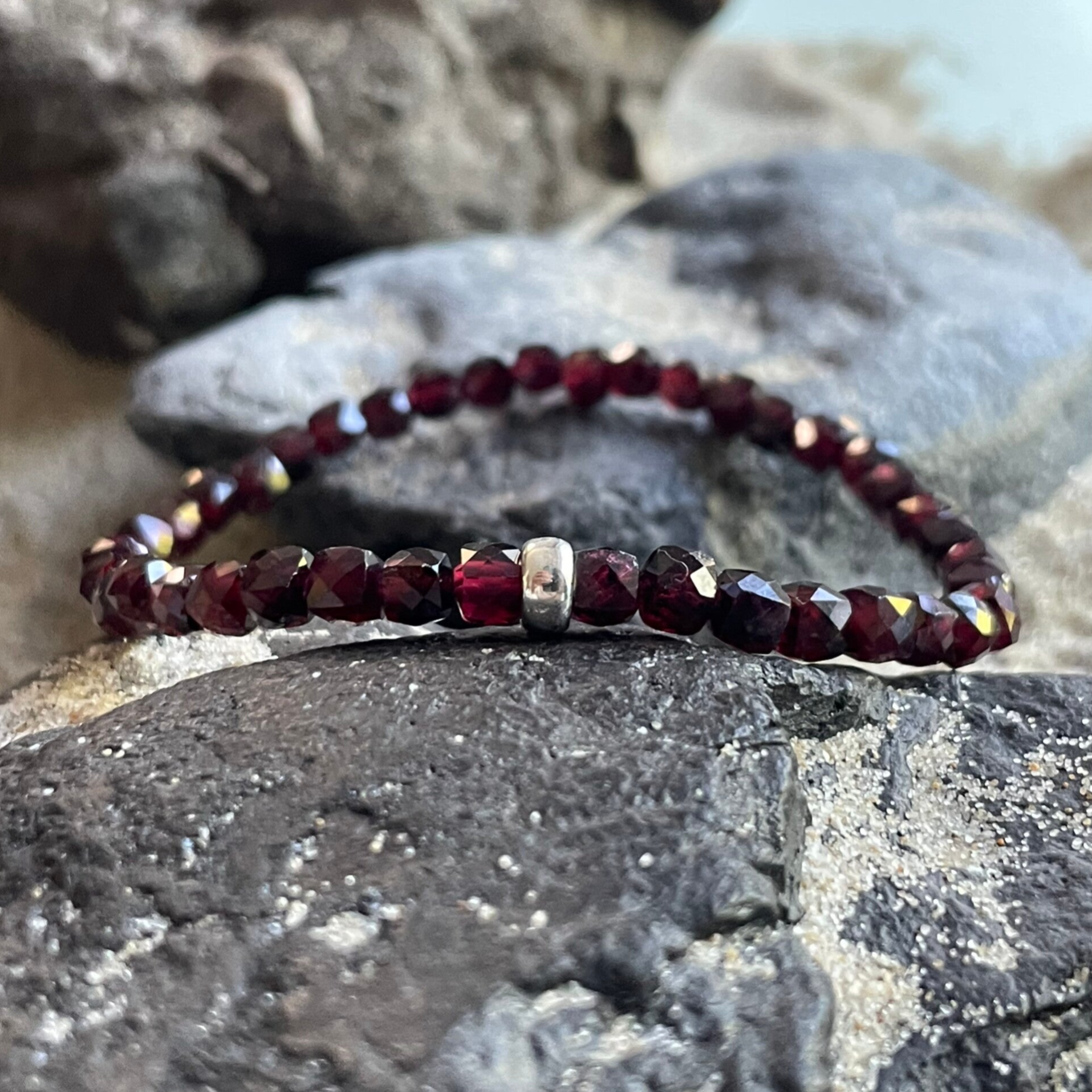 GRANAT Edelstein Armband | handgefertigter Schmuck aus Edelstein | 925 Sterling Silber | 4 mm quadratisch | WINTERBEERE