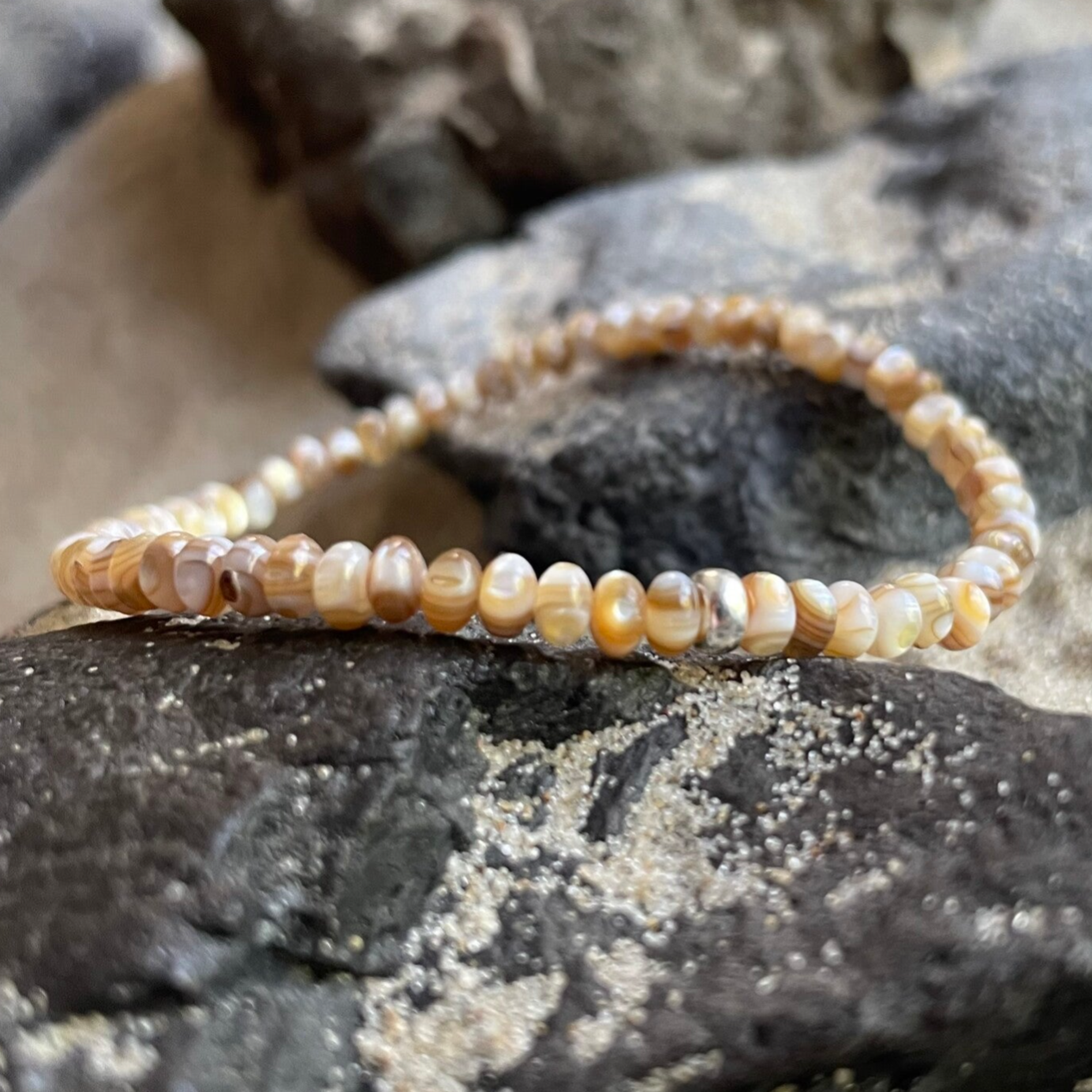 TROCHUSMUSCHEL Armband | filigranes Schmuckstück aus Perlmutt | 925 Sterling Silber | 4 mm | Rondelle | KITE-55-KASCHMIRTAUPE