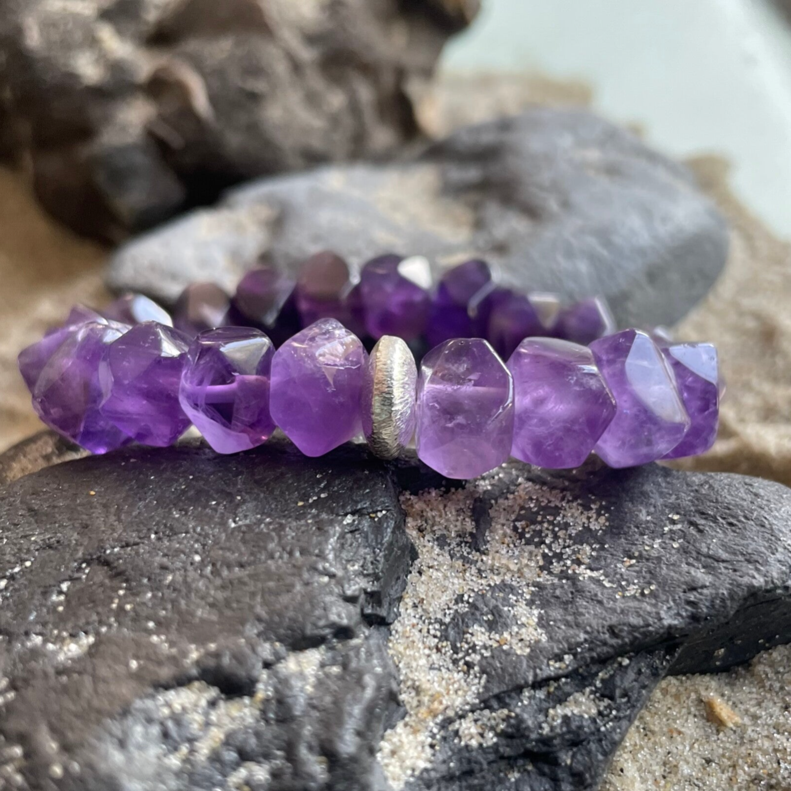 AMETHYST Edelstein Armband | minimalistischer Schmuck | 10 - 14 mm | strukturiertes 925 Sterling Silber Rondell | FLIEDERBEERE
