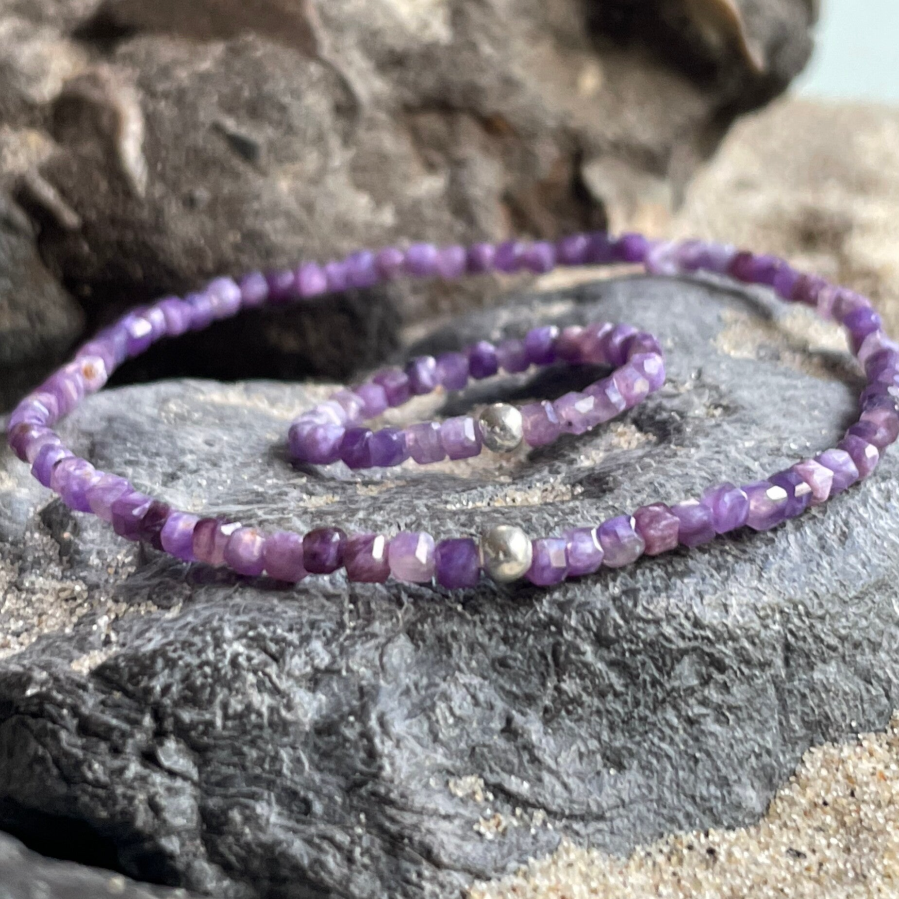 CHAROIT Edelstein Armband | minimalistischer Schmuck | 925 Sterling Silber | 2 mm | HIMMELSLILA