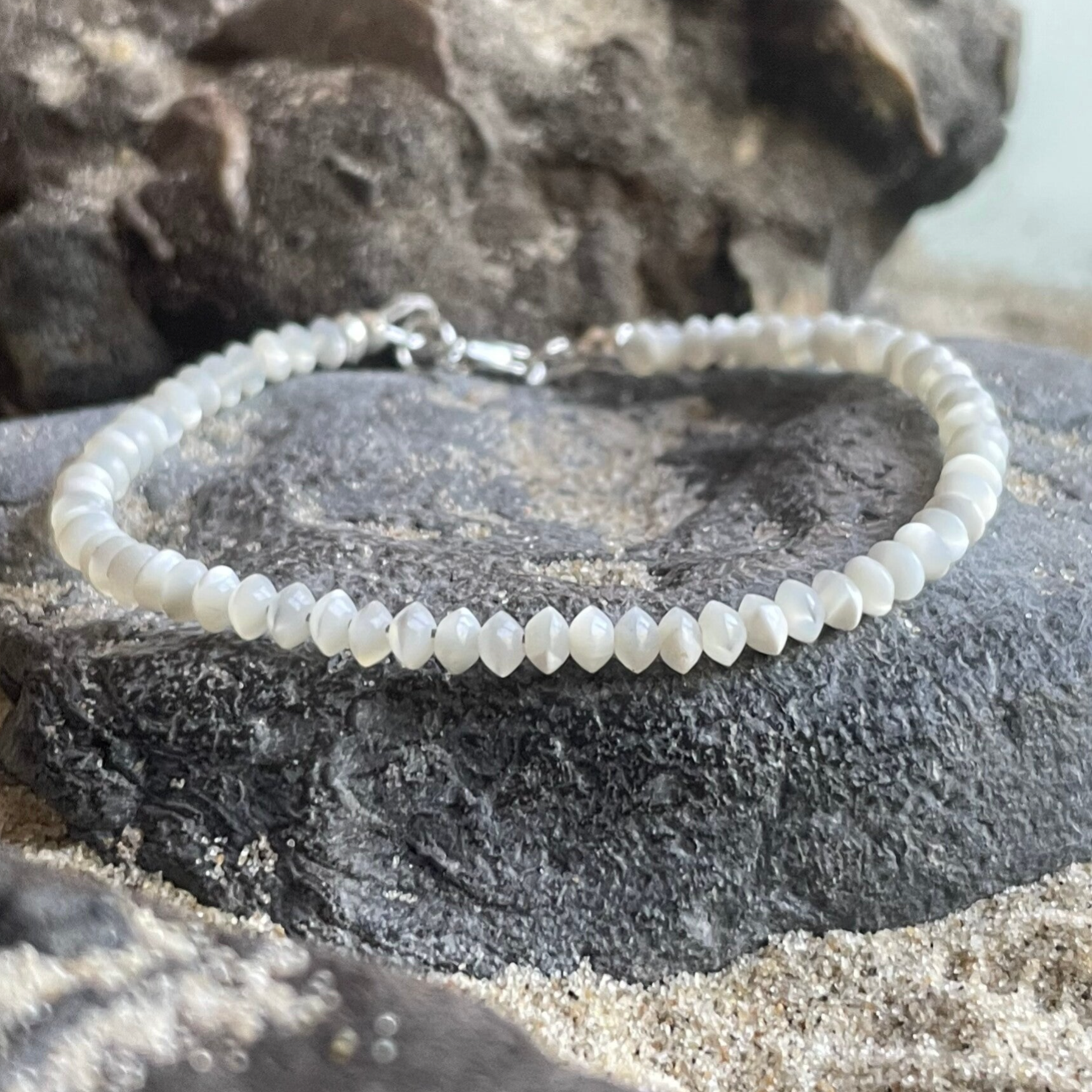 TROCHUSMUSCHEL Fußkettchen | filigranes Schmuckstück aus Perlmutt | 3 mm Linsenform | 925 Sterling Silber | KITE-5