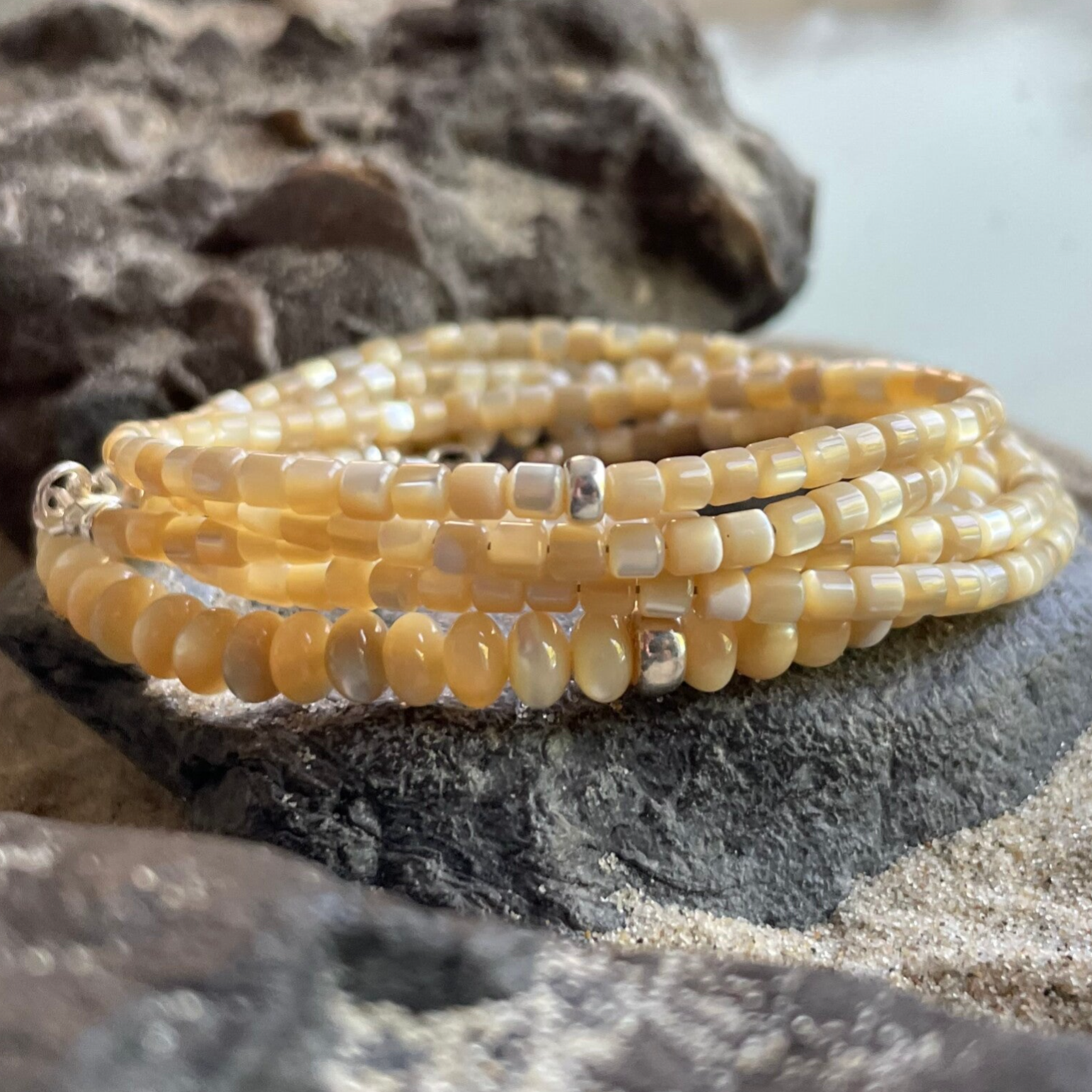 TROCHUSMUSCHEL Armband | 925 Sterling Silber | filigranes Schmuckstück aus Perlmutt | 3,5 mm  | Säulenform | KITE-3-KASCHMIRBEIGE