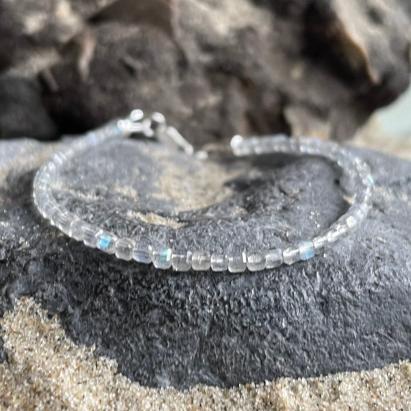 LABRADORIT Edelstein Fußkettchen | 925 Sterling Silber Verschluss | 2 mm quadratische Würfelperlen | POLARSTERN