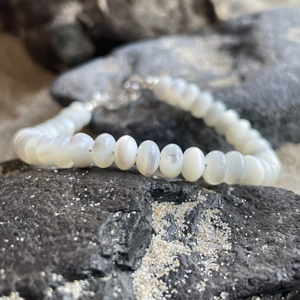 TROCHUSMUSCHEL Armband mit Verschluss | filigranes Schmuckstück aus Perlmutt | 6 mm Rondelle | 925 Sterling Silber | KITE-45