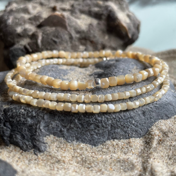 TROCHUSMUSCHEL Armband | 925 Sterling Silber | filigranes Schmuckstück aus Perlmutt | 3,5 mm | quadratisch | eleganter Tafelschliff | KITE-15-KASCHMIRBEIGE