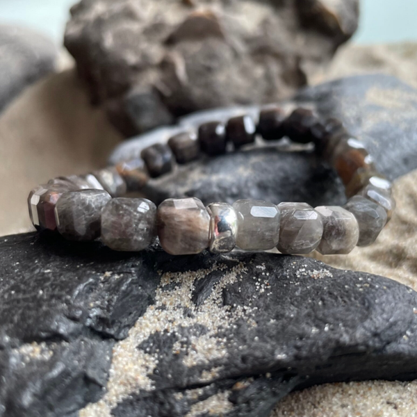 MONDSTEIN Edelstein Armband & veganes Seidenbändchen | 2-tlg. Schmuck-Set | 925 Sterling Silber | minimalistischer Schmuck | ca. 6,5 - 7 mm quadratisch | MONDSCHATTEN