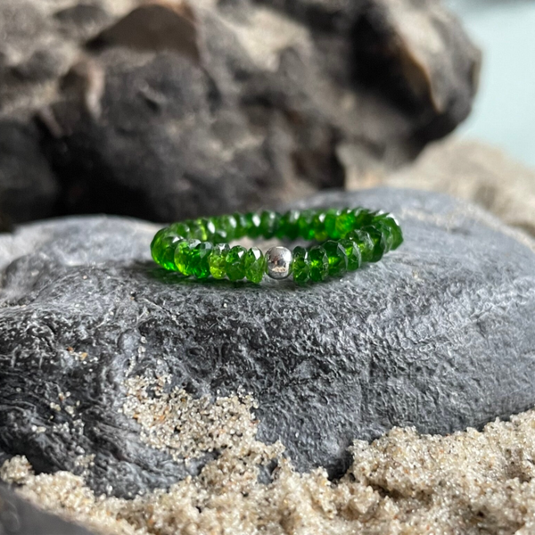 DIOPSID Edelstein Ring | handgefertigter Schmuck | 925 Sterling Silber | 4 mm Rondelle | WALDMOOS II