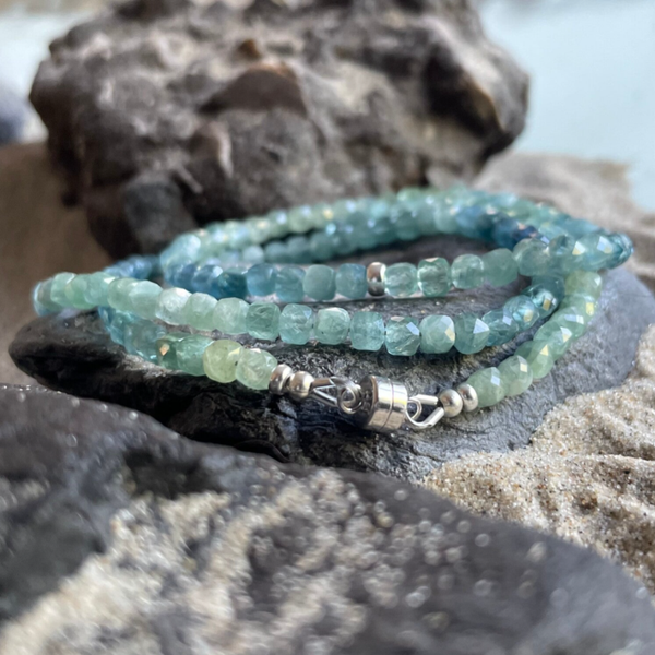 KYANIT Edelstein Halskette | kurzer Choker | eleganter Farbverlauf | 925 Sterling Silber MAGNETVERSCHLUSS | handgefertigter echter Schmuck | 3,5 - 4 mm quadratisch | HIMMELSSEITE