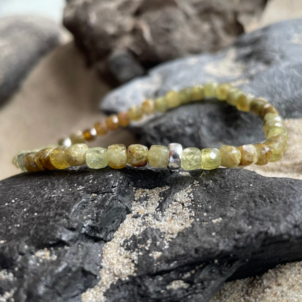 GRÜNER GRANAT | ANDRADIT Edelstein Armband | minimalistischer Schmuck | 925 Sterling Silber | ca. 4 mm quadratisch | OLIVENHAIN