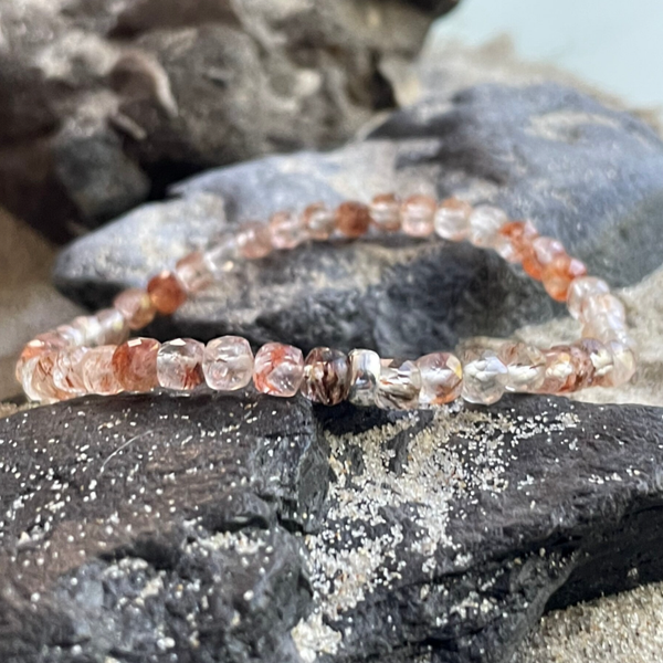 RUTILQUARZ Edelstein Armband & veganes Seidenbändchen | 2-tlg. Schmuck-Set | minimalistisch mit 925 Silber | handgemachter Edelsteinschmuck | 4 mm quadratisch | LICHTFADEN