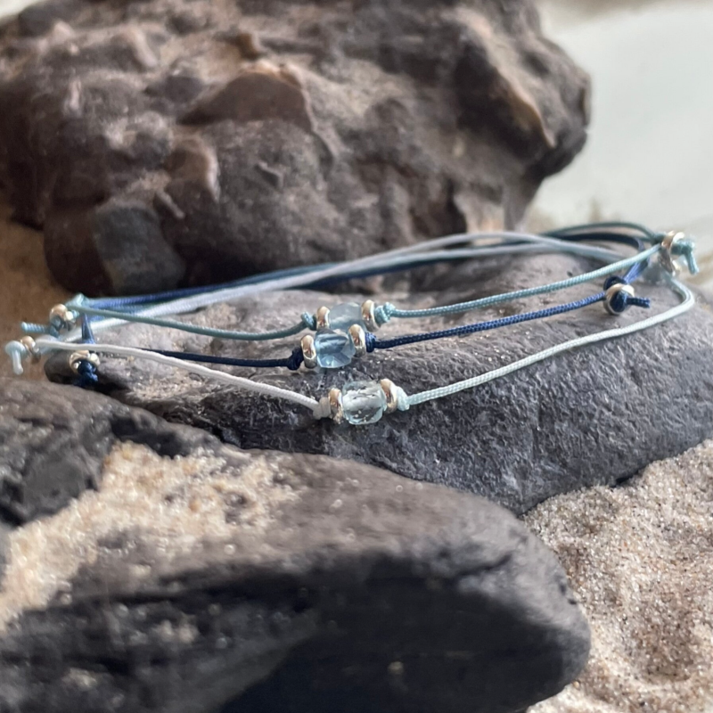 AQUAMARIN Freundschaftsarmband DUNKELBLAU | Familienarmband | (veganes) Seidenarmband | 4 mm quadratischer Edelstein | WELLENRAUSCHEN MITBRINGSEL