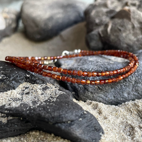 HESSONIT (GRANAT) Edelstein Halskette | kurzer Choker | eleganter Tafelschliff | 925 Sterling Silber | 2 mm quadratische Edelsteinperlen | KARAMELLDUFT