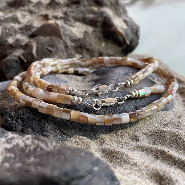 TROCHUSMUSCHEL Armband mit 925 Sterling Silber Verschluss | filigranes Schmuckstück aus Perlmutt | 4 mm  | Säulenform | KITE-3-KASCHMIRTAUPE
