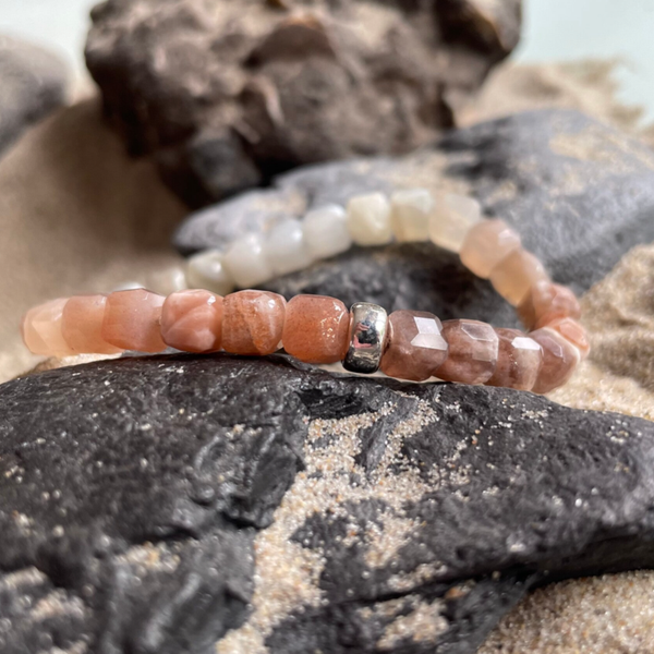 SONNEN- & MONDSTEIN Edelstein Armband & veganes Seidenbändchen | 2-tlg. Schmuck-Set | 925 Sterling Silber | minimalistischer Schmuck | ca. 6,5 - 7 mm quadratisch | LICHTWANDEL II