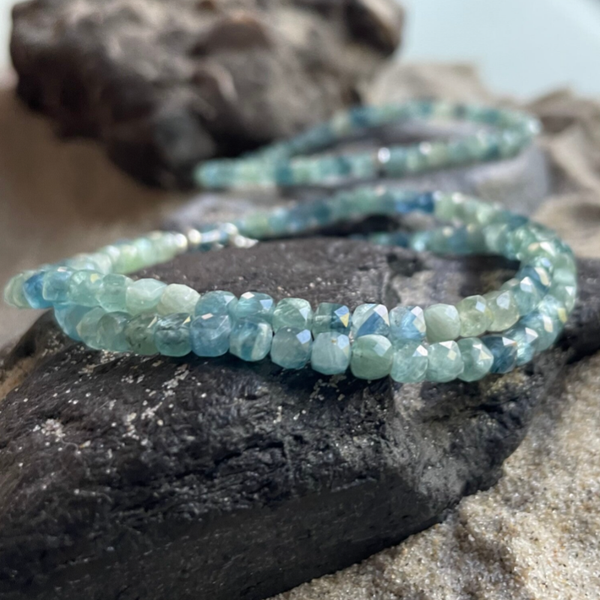 KYANIT Edelstein Halskette | kurzer Choker  | 925 Sterling Silber MAGNETVERSCHLUSS | handgefertigter echter Schmuck | 3,5 - 4 mm quadratisch | HIMMELSSEITE