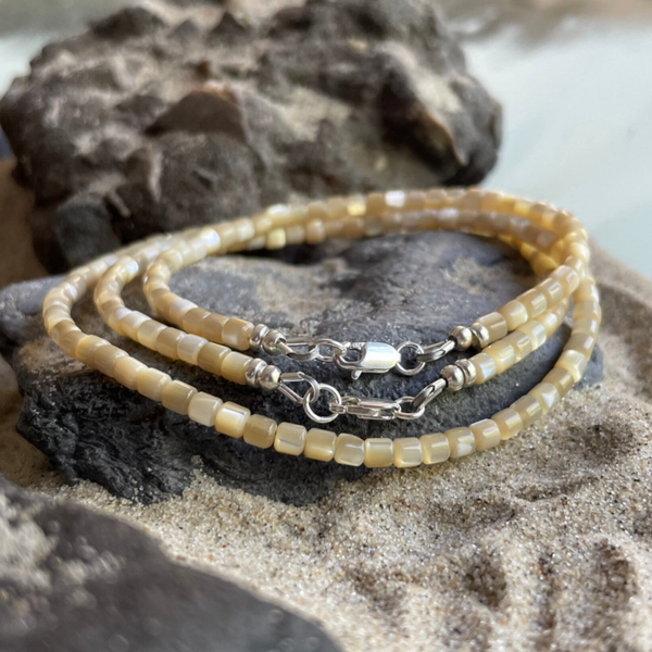TROCHUSMUSCHEL Fußkettchen | filigranes Schmuckstück aus Perlmutt | 925 Sterling Silber | 3,5 mm Säulenform | KITE-3-KASCHMIRBEIGE