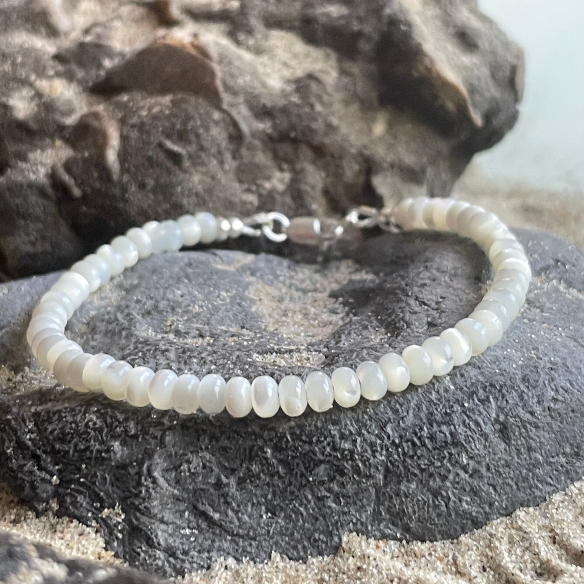 TROCHUSMUSCHEL Fußkettchen | filigranes Schmuckstück aus Perlmutt | 4 mm Rondelle | 925 Sterling Silber | KITE-45