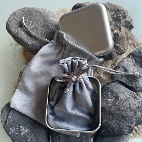 NACHHALTIGE GESCHENKVERPACKUNG | Stoffbeutel Samt | grau