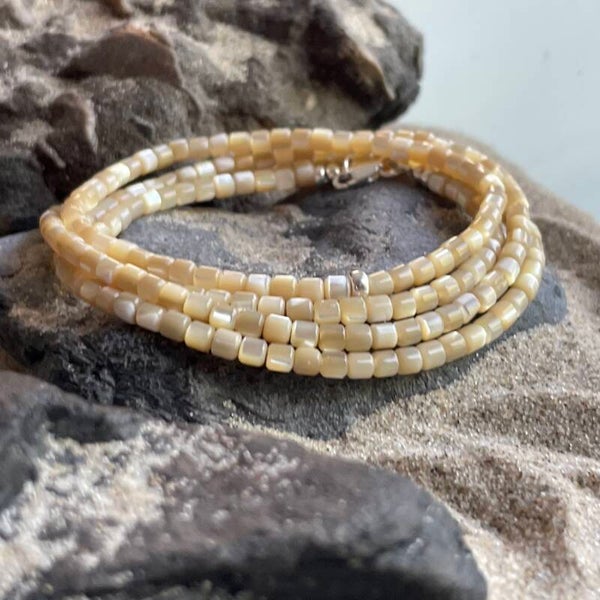 TROCHUSMUSCHEL Armband mit 925 Sterling Silber Verschluss | filigranes Schmuckstück aus Perlmutt | 3,5 mm | Säulenform | KITE-3-KASCHMIRBEIGE