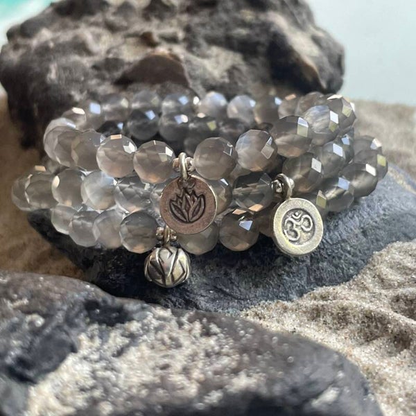 MONDSTEIN Edelstein Armband | handgefertiger Schmuck | 95 - 99 % Feinsilber Karen Hill Tribe OM flach | 8 mm | MONDLEUCHTEN