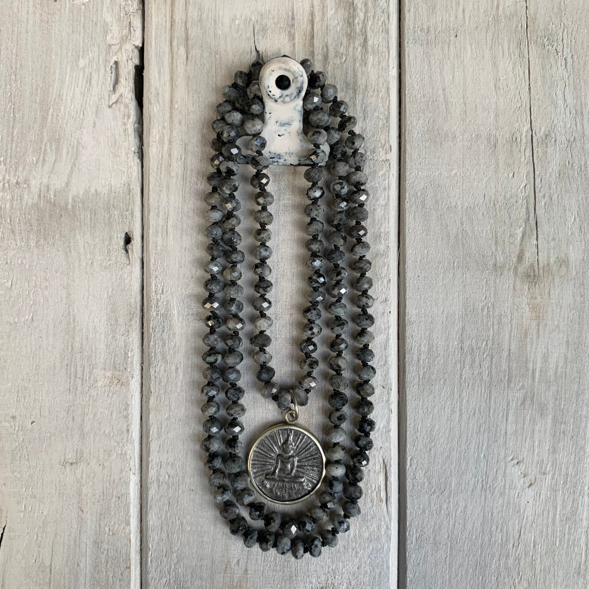 NACHTHIMMEL MALA Kette  |  Larvikit